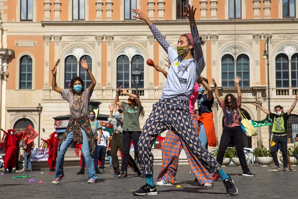 Discobedience dancers