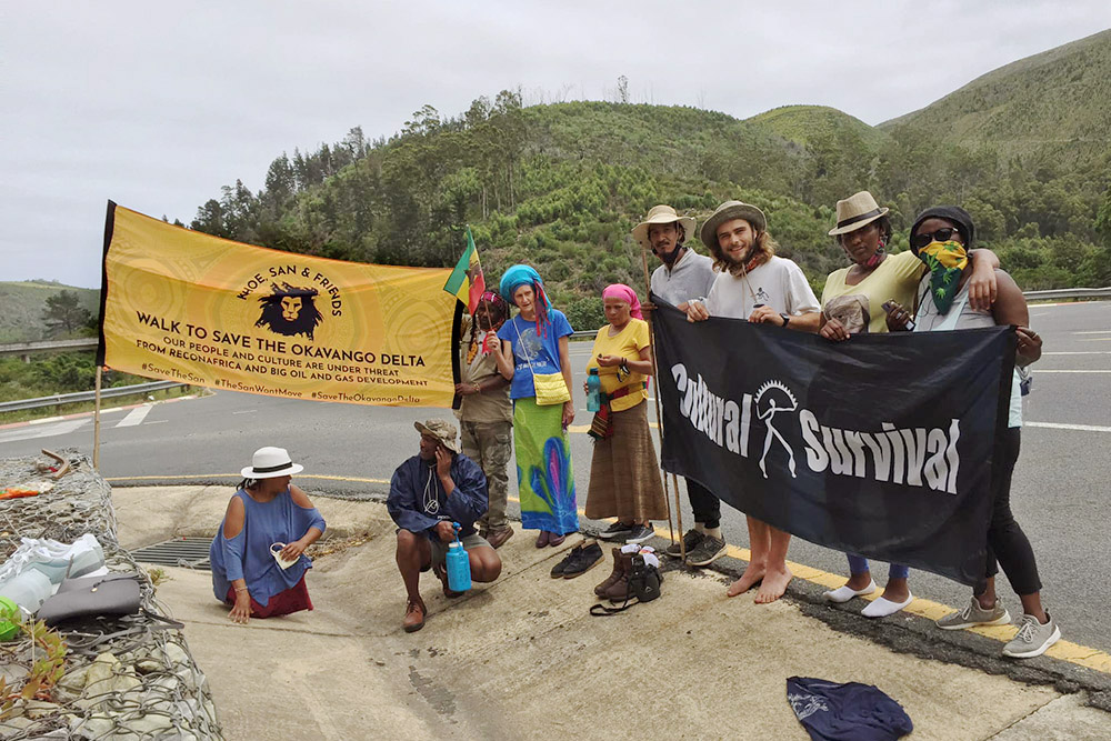 Demonstranten am Straßenrand mit Schildern zum ThemaOkavango-Delta