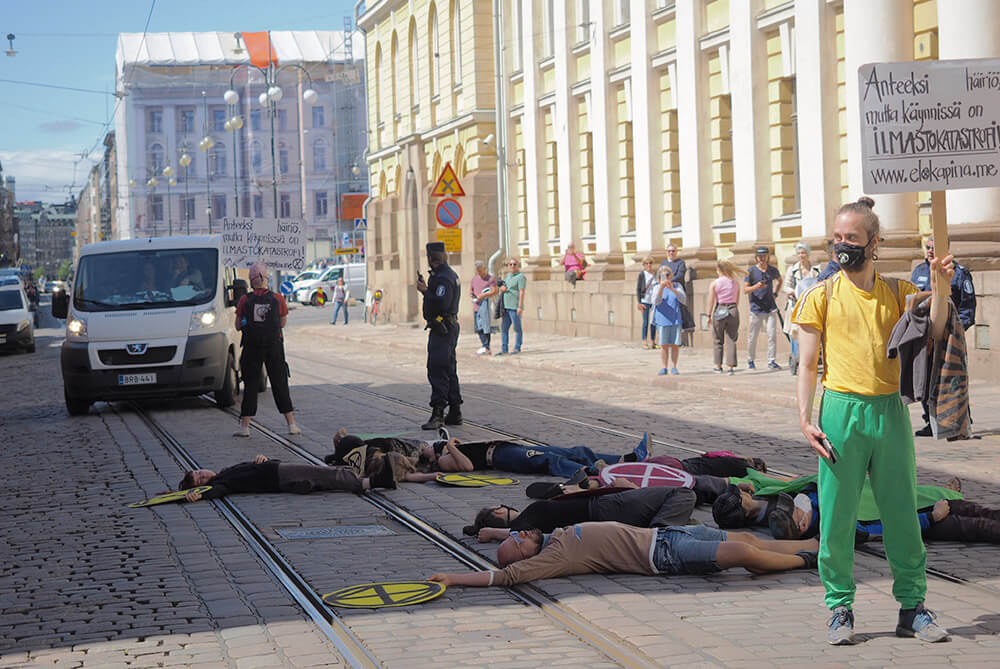 Finnish rebels laying down in the street